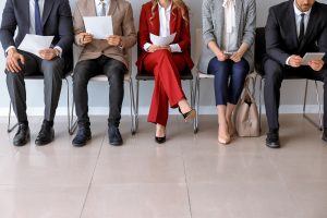persone sedute in attesa