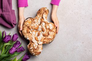 colomba tenuta da mani di donna