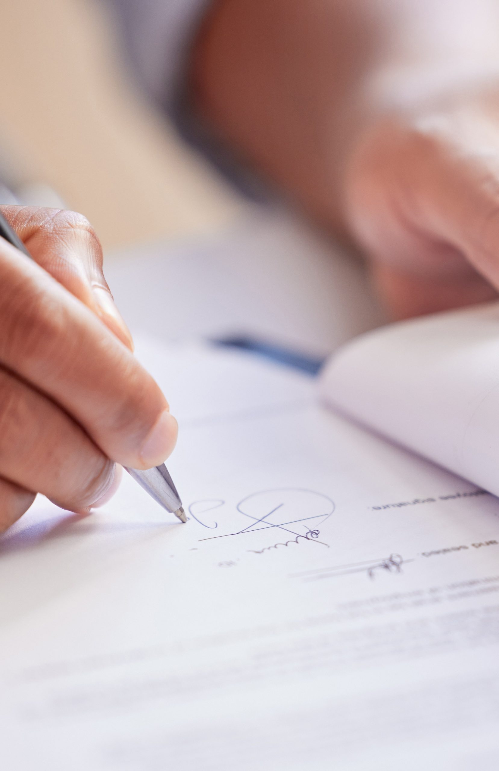 Mano che firma un contratto Mano che firma un contratto